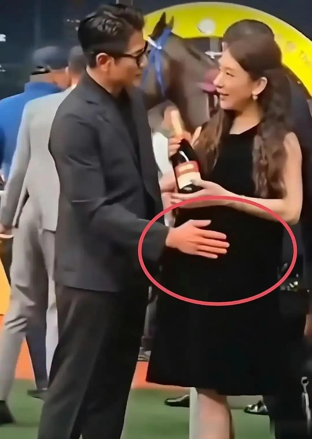 郭富城方媛赛马场秀恩爱！天王眼中全是宠爱，老来得子超开心！