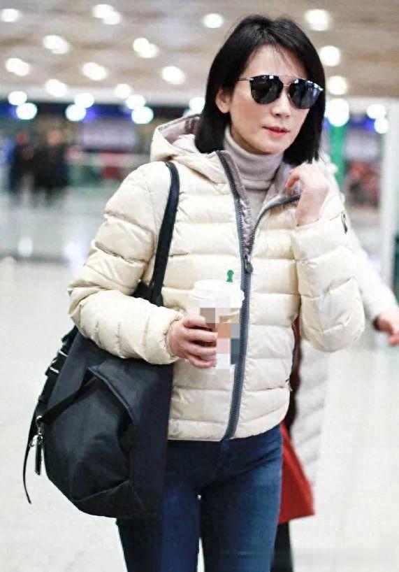 54岁俞飞鸿剪短发后年轻20岁！穿连帽羽绒服+牛仔裤，时髦又高级