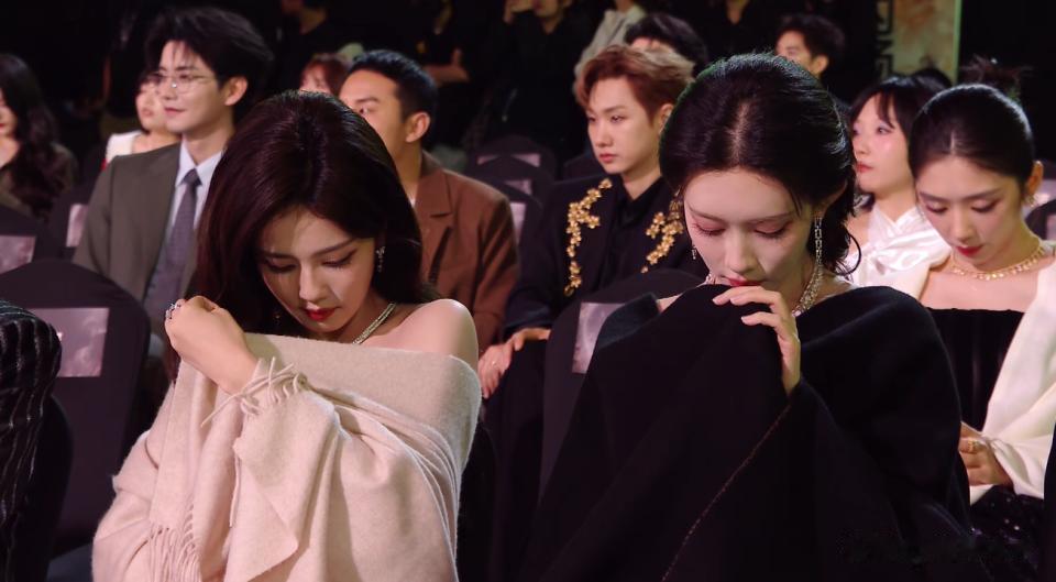 吴磊领奖镜头切赵露思，鞠婧祎脸僵像假人，星光大赏看点全在台下