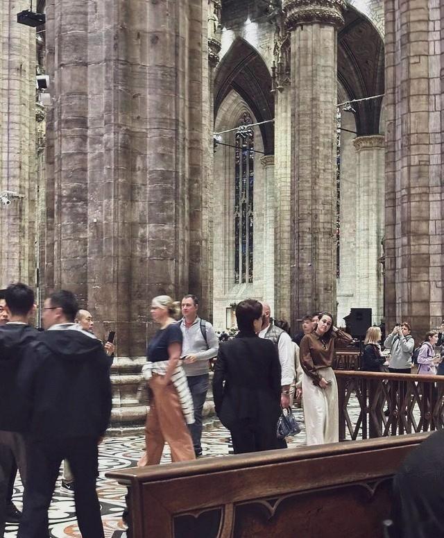 杨澜米兰状态引热议:又瘦又高如超模,这才是真正的风骨美人!