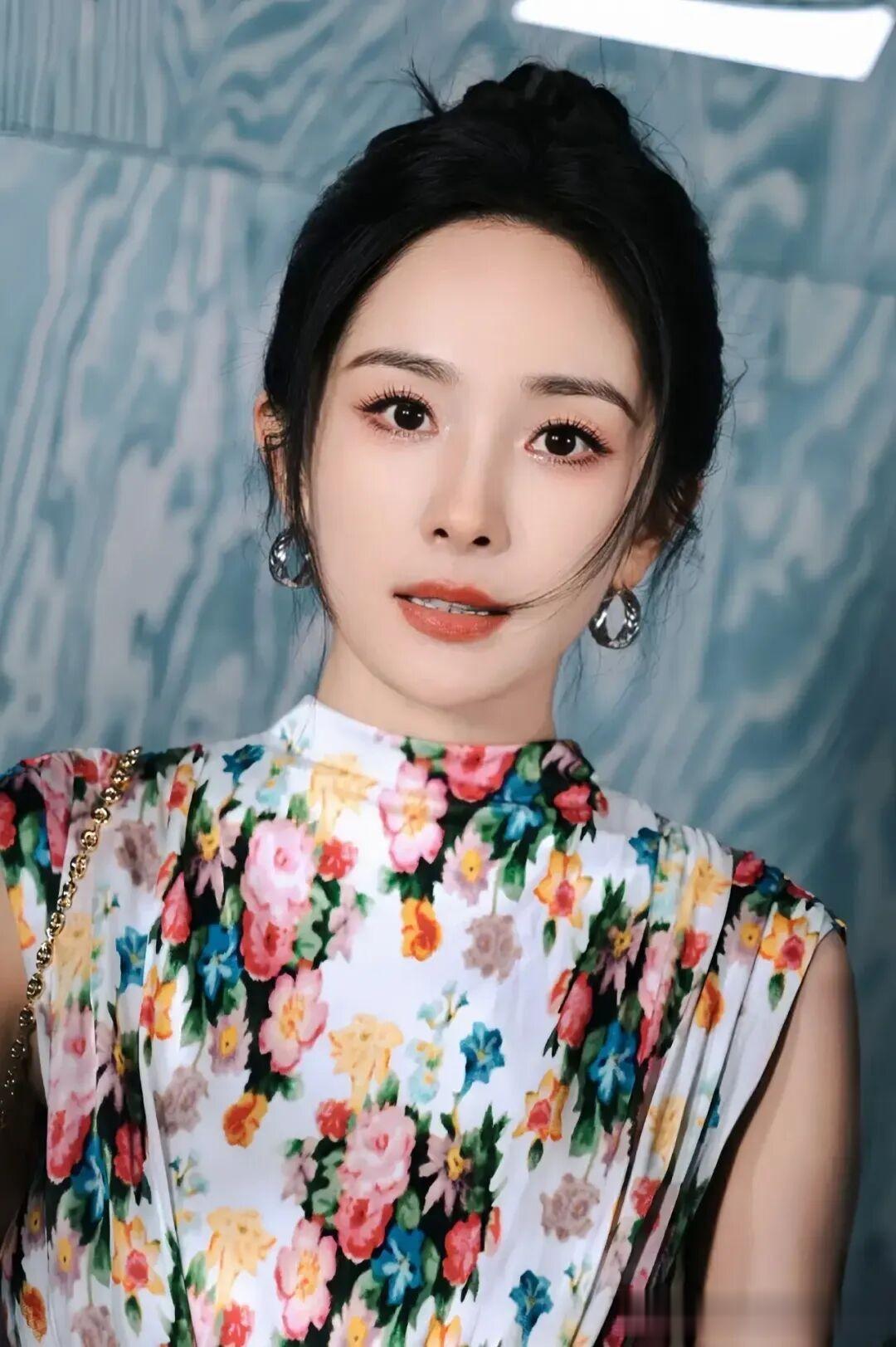 杨幂碎花裙尽显魅力