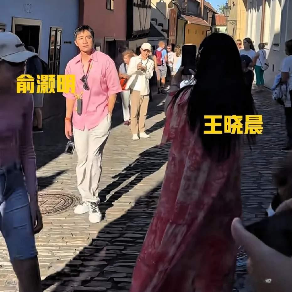 好甜！王晓晨俞灏明十指紧扣一同回家，两人恩爱逛街画面曝光