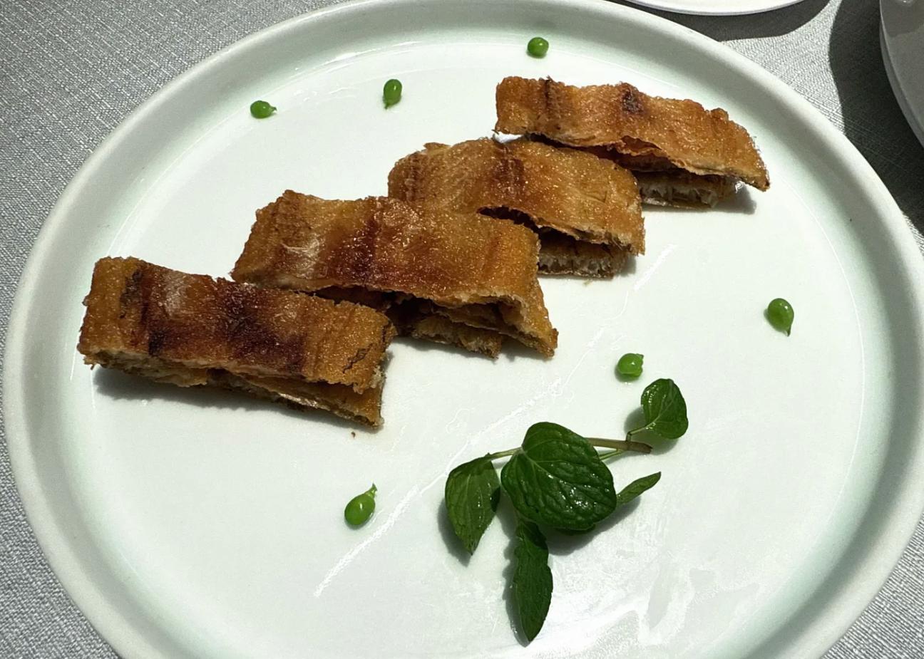 王晓晨和俞灏明高档餐厅约会，小嘴像抹了蜜好会说，俩人点6道菜