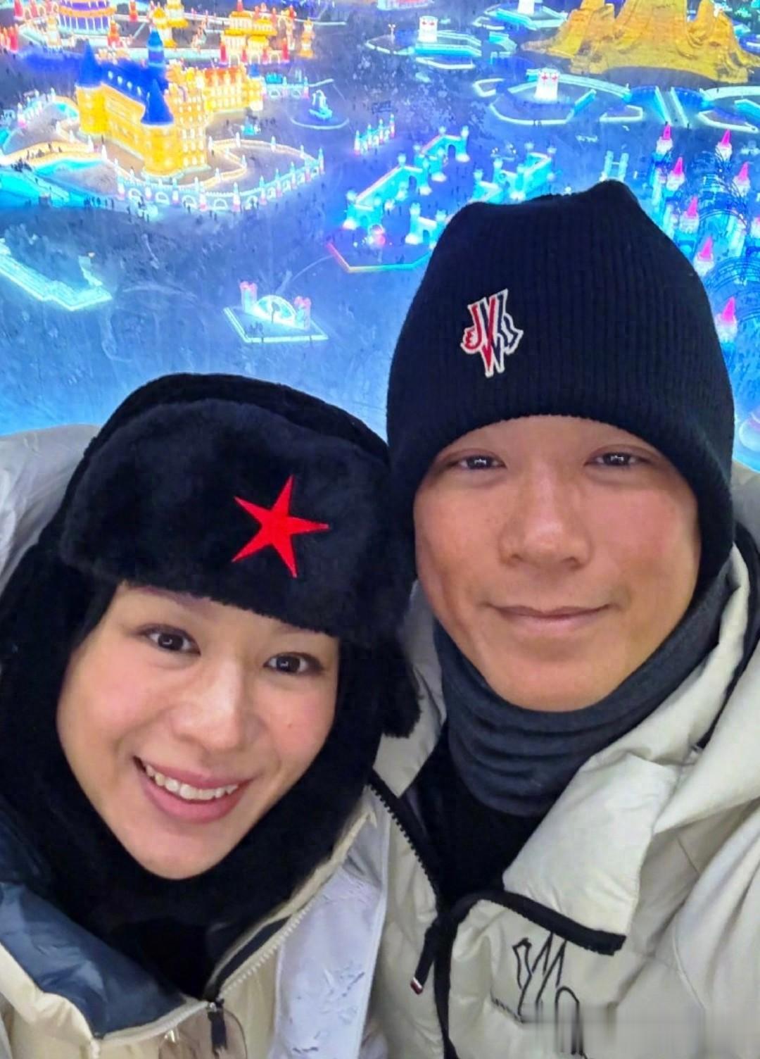 胡杏儿哈尔滨旅游，零下20度穿5层衣服，三个儿子羽绒服到脚脖子