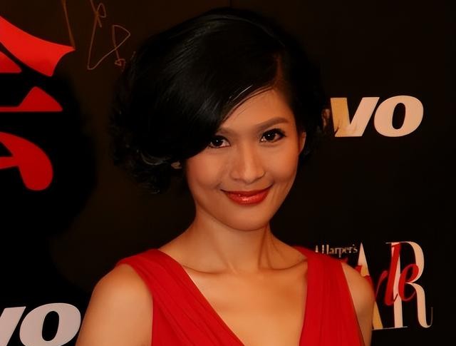 岁月不败美人！离开男人后的陈红脱胎换骨，母子同框神似姐弟！