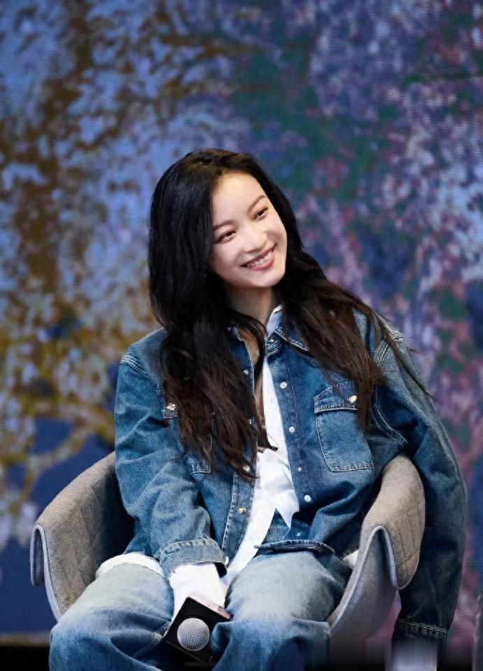 36岁倪妮太会穿了!牛仔外套+白衬衫+直筒裤，时髦又减龄！