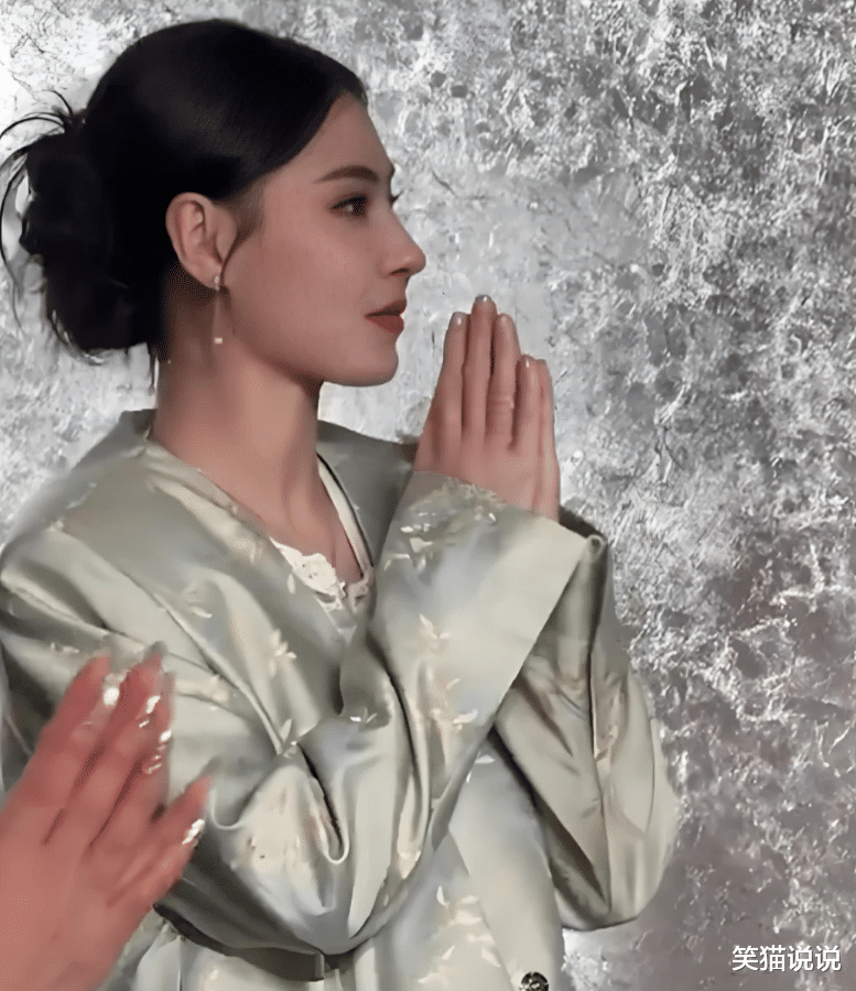 45岁张柏芝出席活动：长发挽起显端庄，皮肤紧致状态佳