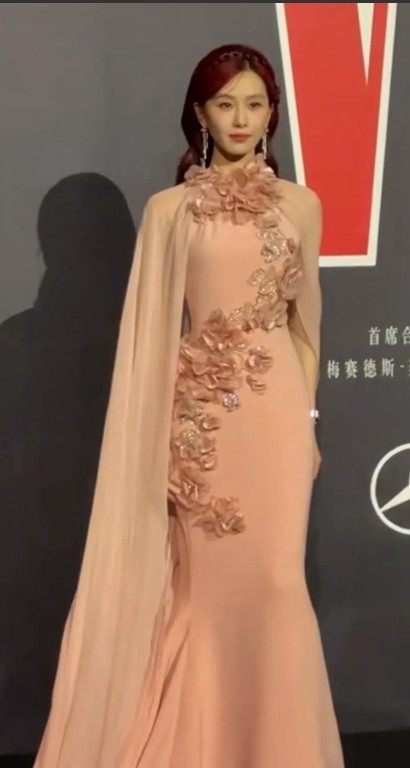 2025光影盛典全记录：热巴裹黑裙杀疯85花 唐嫣“大姨盘头”