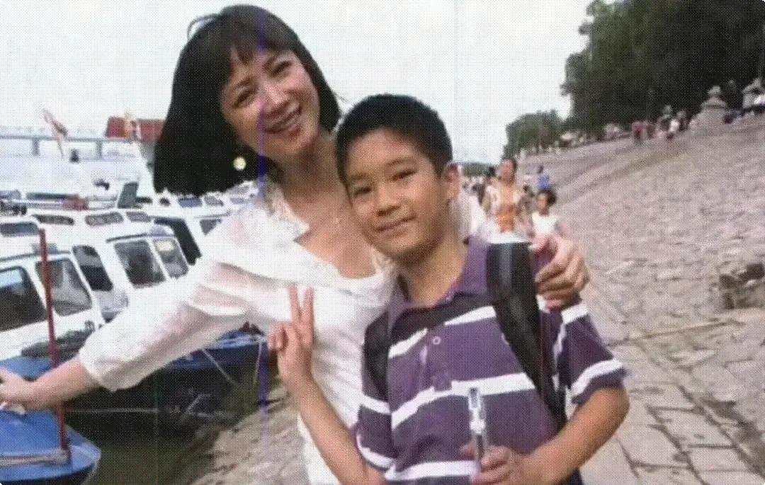 好友相继悼念拼凑出，何晴最后时光：暴瘦、拮据、退休工龄成遗憾