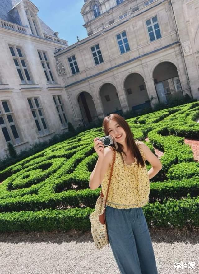 张子萱济州岛被偶遇,42岁仍是萌妹脸,但眉压眼明显像刚打完肉毒