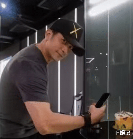 黄宗泽在健身房为吴卓羲庆生 两人感情好连健身都约在一起