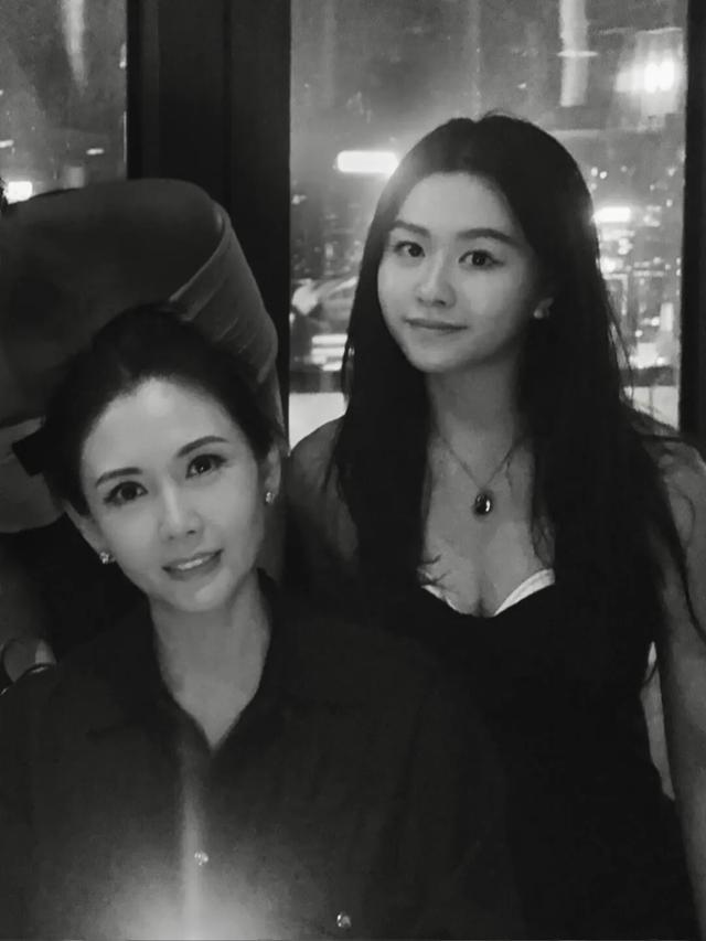 邱淑贞二女儿沈日开通个人账号,晒和妈妈合影,颜值不输姐姐沈月