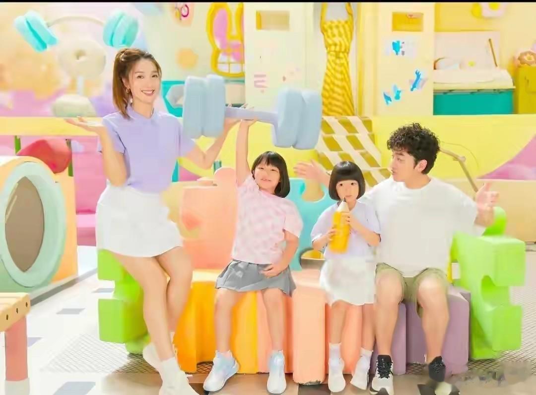 王祖蓝俩女儿同天庆生，长相一个像爸一个像妈，身高锁定妈妈基因