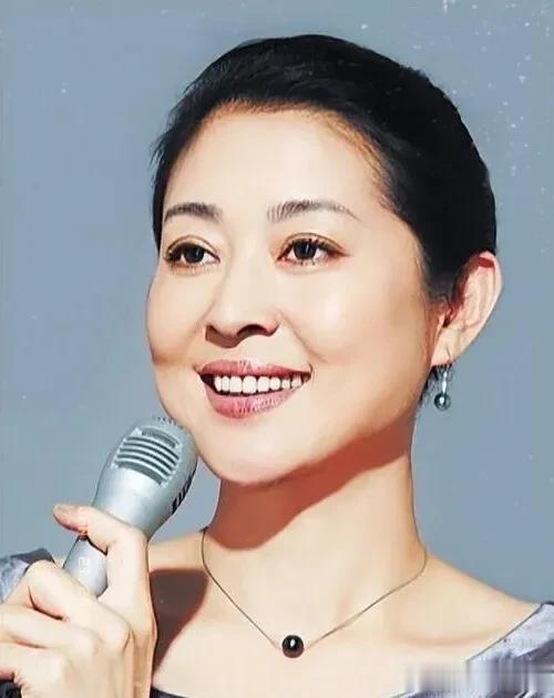 章子怡出席活动，脸部饱满，状态回春，网友：胖了，有点像倪萍！