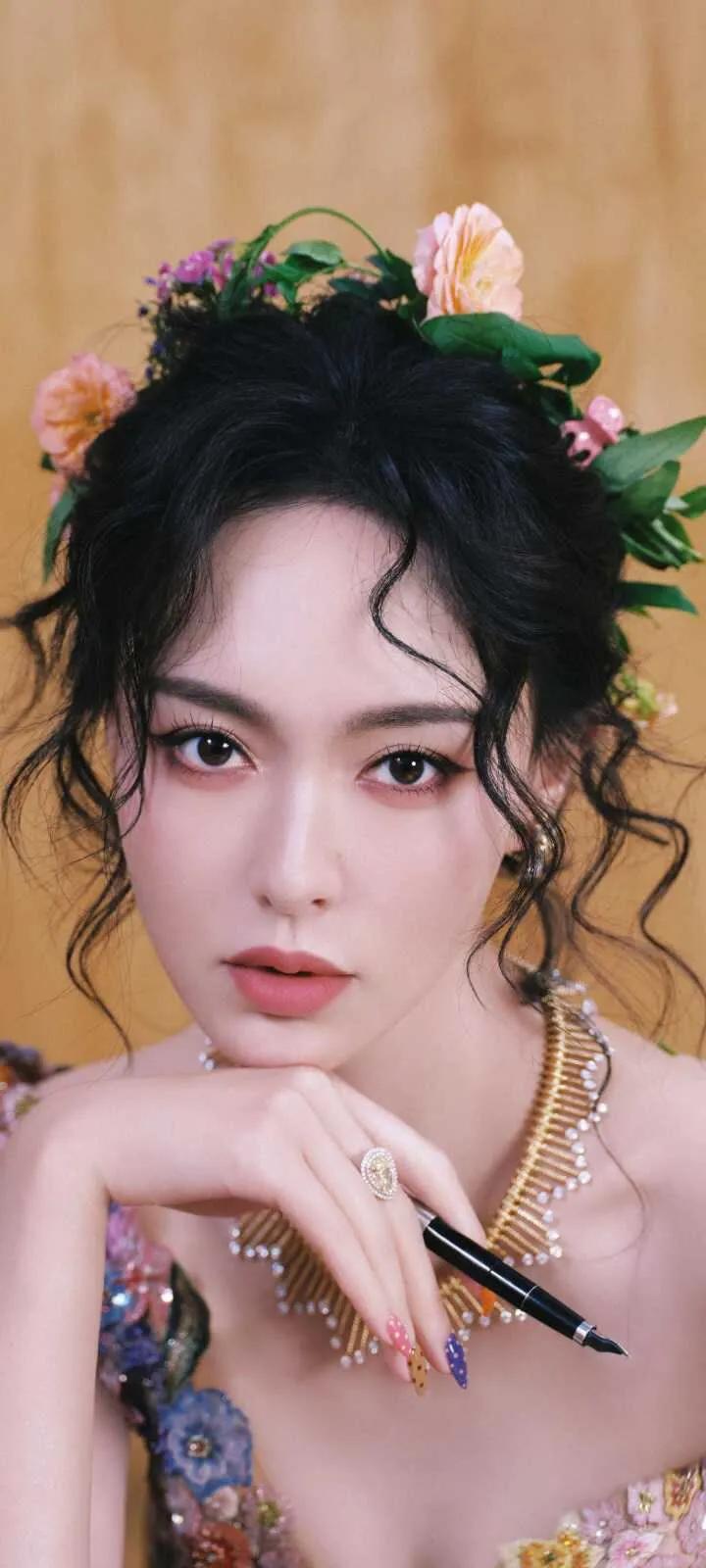 41岁唐嫣素颜出街引热议,真实状态打破娱乐圈颜值焦虑!