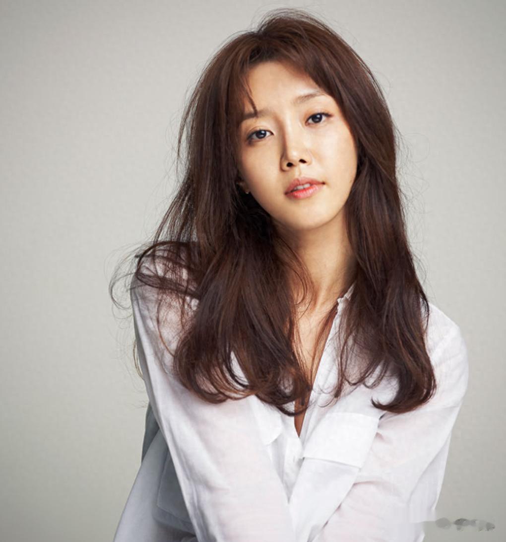 韩国女星48岁仍单身，独自逛街看中一张桌子，得知价格后转身就走