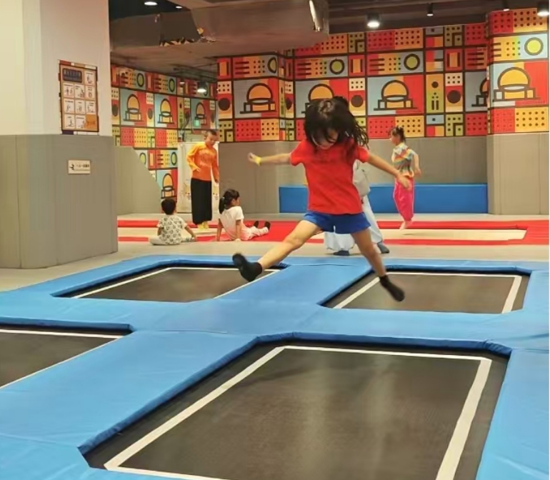 张梓琳晒俩女儿近照,胖妹和妹妹遗传爸妈高个子,全家都是大长腿