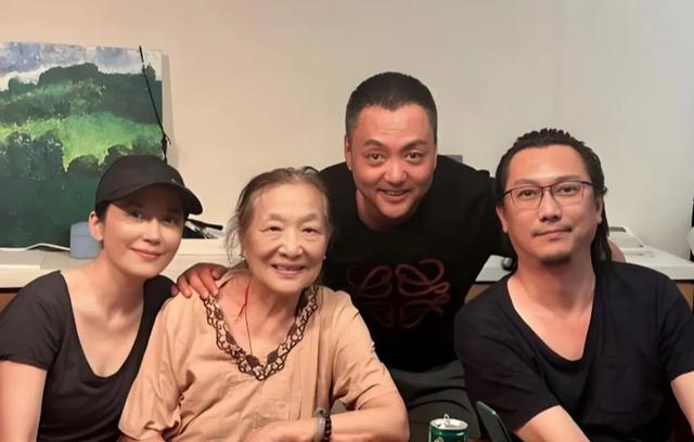 柳红和萧剑扮演者再聚首,49岁陈莹知性大方,55岁朱宏嘉年轻帅气