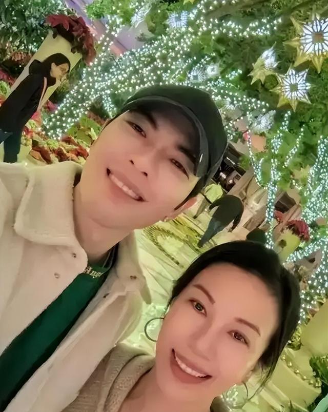 萧敬腾夫妻在苏州,突发暴雨被困车内,51岁林有慧皮肤紧致不显老