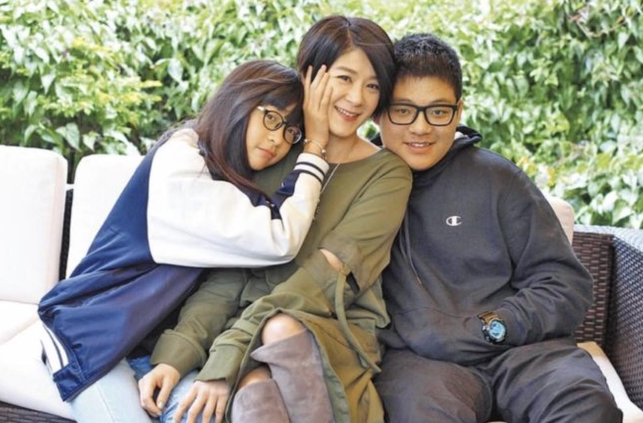 57岁袁惟仁被曝紧急送院，躺担架上面容消瘦，子女与前妻毫不知情