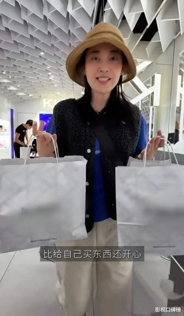 梅婷一家在西班牙度假,哥哥是大学老师担任翻译,嫂嫂比她还年轻