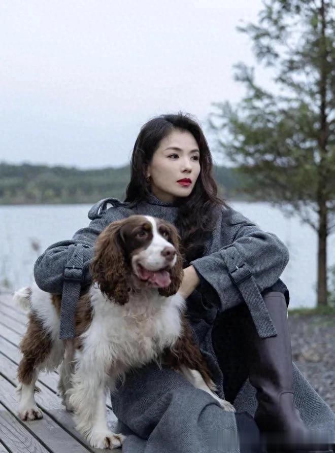 刘涛烫了油画卷真惊艳！穿灰色大衣+长筒靴，简约又高级！