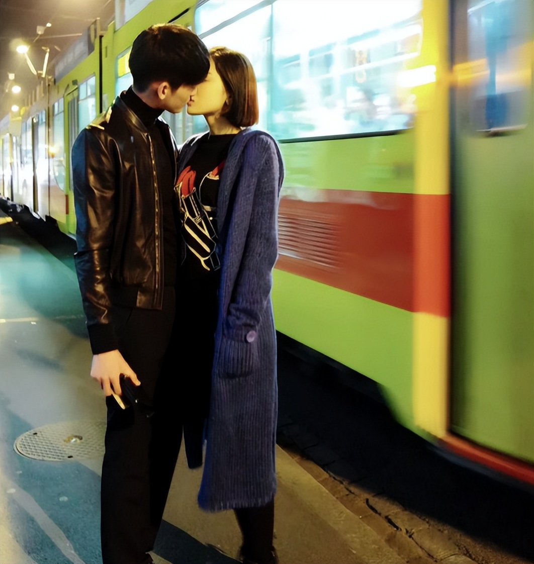 张翰晒北京大平层，吃火鸡面辣到嘴肿，黑长直女性好友站一旁偷笑