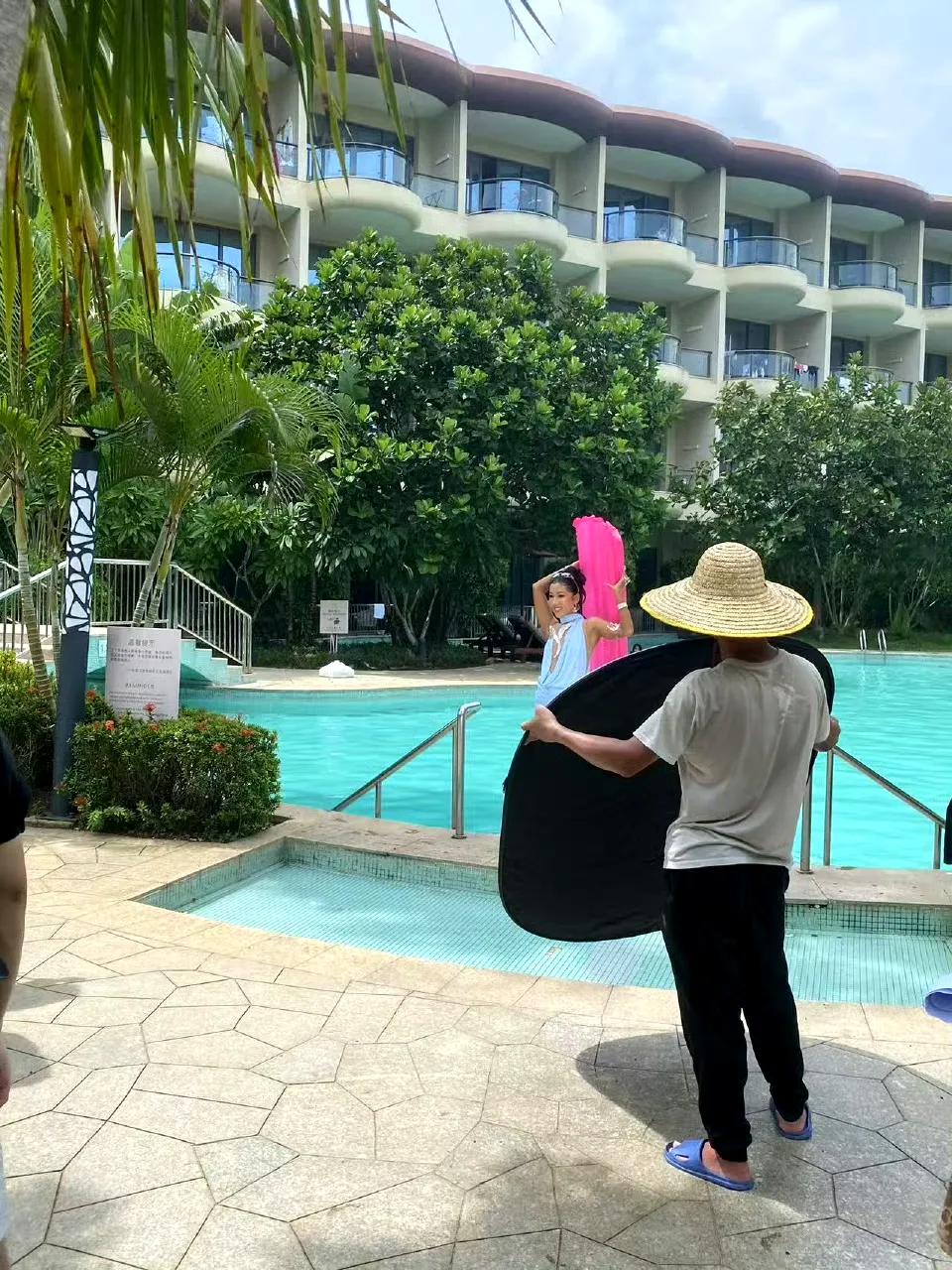 吉克隽逸万宁被偶遇，穿搭很夏天很时髦，被粉丝夸辣妹笑得超开心