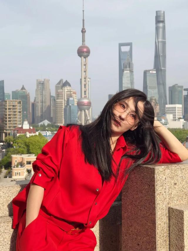 44岁张柏芝更新动态,一袭红衣现身上海