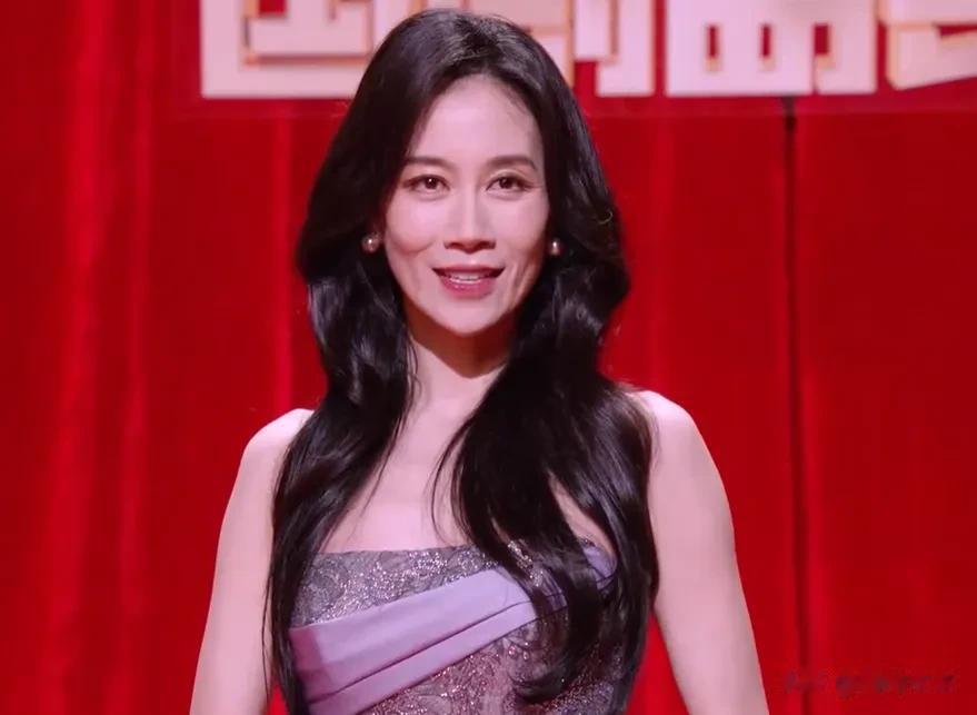 国剧盛典红毯星光黯淡，全靠中年女星撑场，生图显出她们真实状态