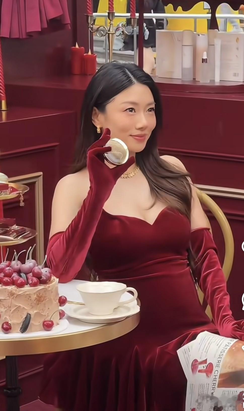 程晓玥现身，孕肚圆滚滚快撑爆裙子了，像儿子！面色红润气质满分