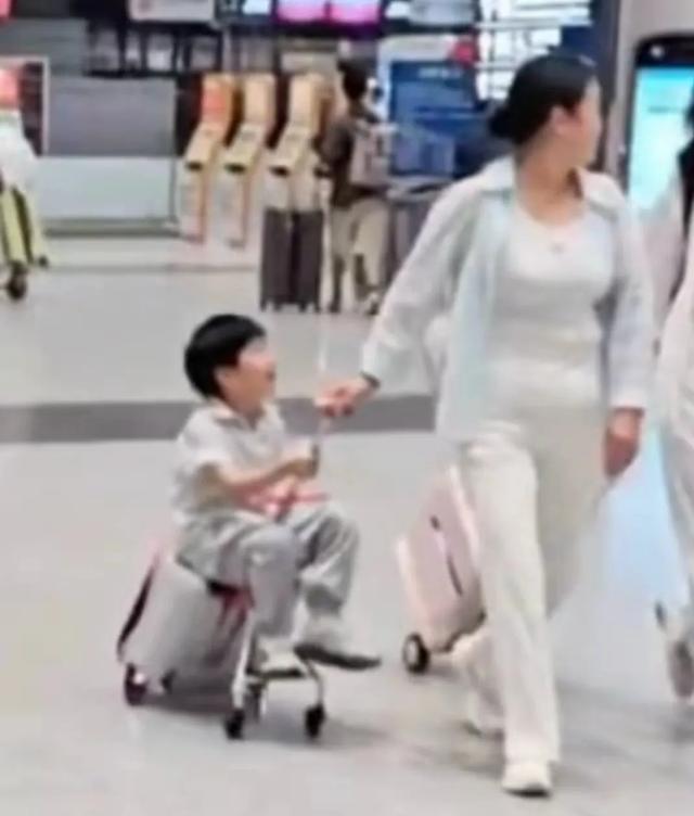 汪峰带四个孩子回京 一家罕同框！二女儿紧张低头，醒醒气场拉满