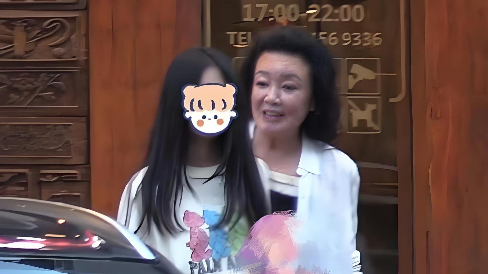 大S女儿近照曝光，小玥儿与张兰聚餐被搂住，身子僵硬显得很生疏