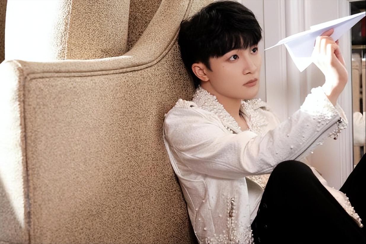 演都不演了?被央视点名仅3天,周深走上大衣哥老路,韩红没说谎