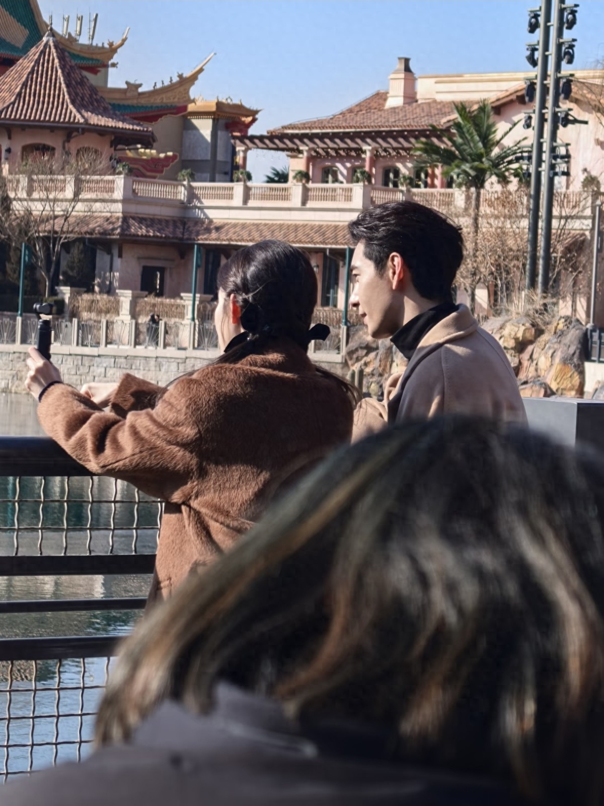 陈星旭现身北京环球影城，本人穿大衣好瘦好高好帅呀，好有气质！