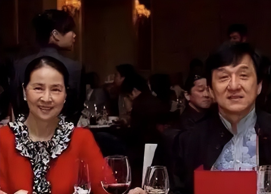 72岁林凤娇近照被爆,竟然比成龙还苍老,还真是被蔡澜说对了