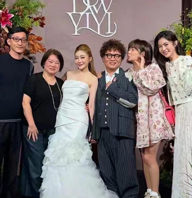 任家萱出席朋友婚礼,穿粉色宽松碎花裙 珠圆玉润鼻子变大 疑怀二胎