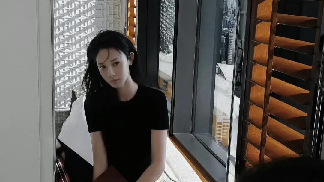 彭小苒“ 白开水妆”居家照，清透自然美出圈