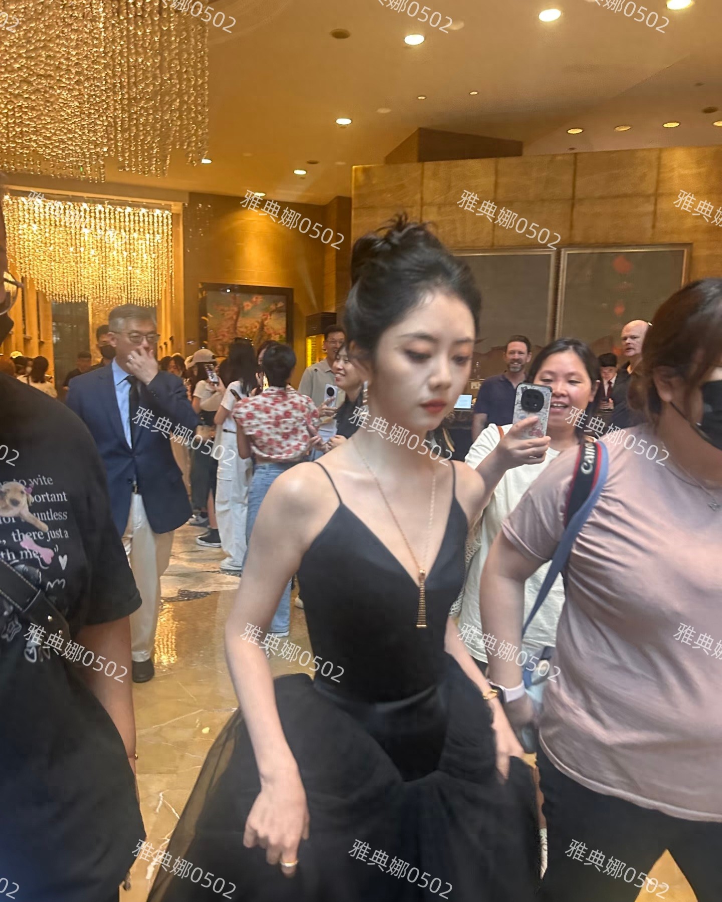 谭松韵本人脸真的好小好精致，一点看不出她35岁了就是太瘦了!