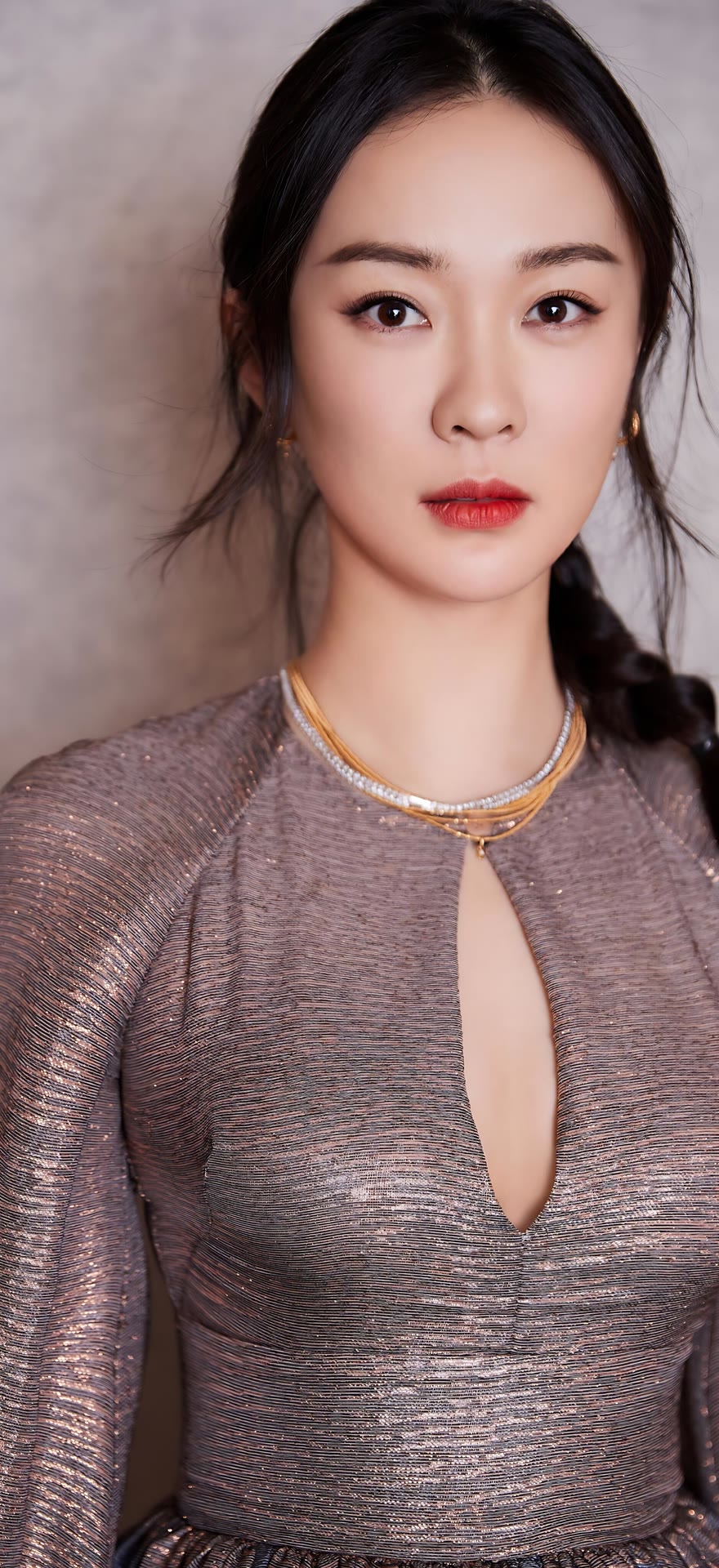 内娱“冻龄女神”!霍思燕穿绣花条纹衬衫,45岁状态比少女还灵