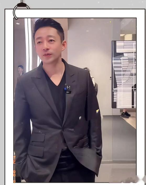 汪小菲被偶遇,消费降级坐火车,44岁近照又高很帅,已脱胎换骨了