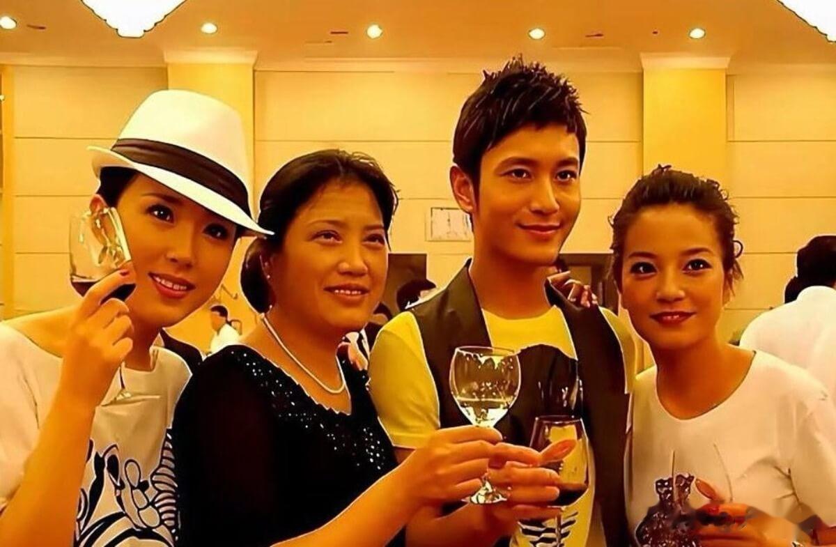 黄晓明新签艺人撞脸赵薇!被造谣亲自下评论区回应