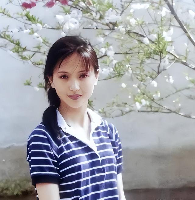 不拍吻戏、不嫁豪门,30岁演妈妈,如今59岁仍风采依旧