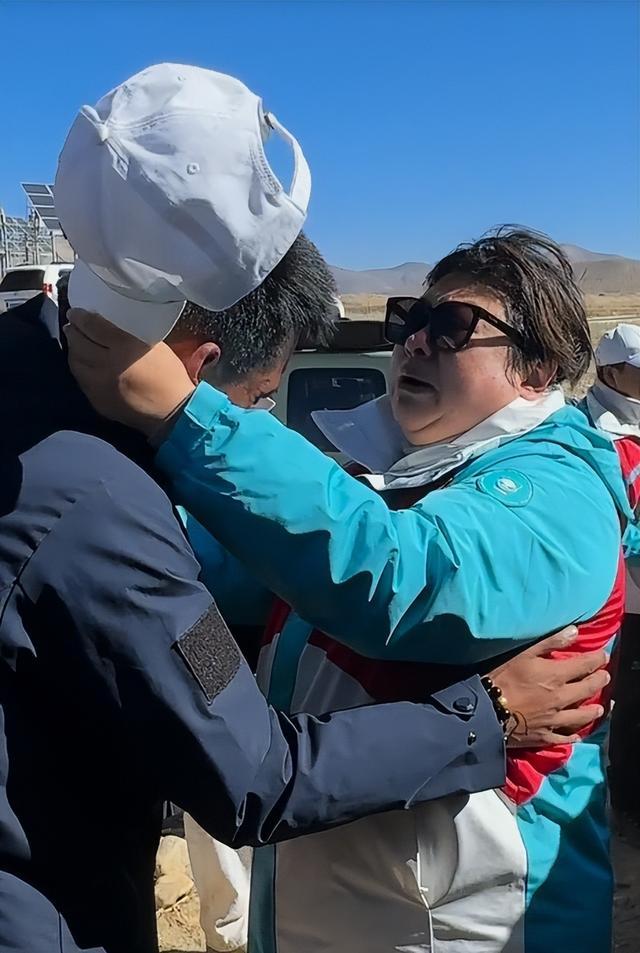 韩红又瘦了！为开全球演唱会减肥不吃肉，豁了几十年的牙缝也补了