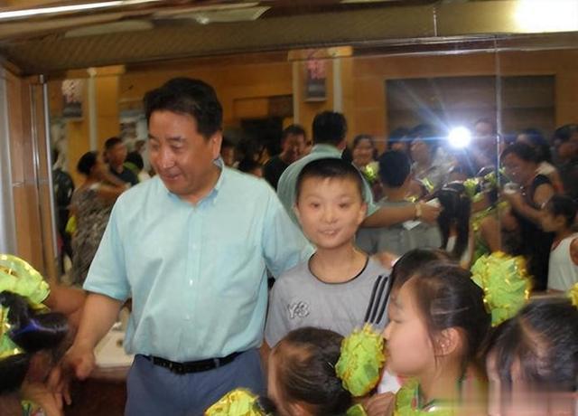 98年，姜昆不顾一切收养孤儿，如今眼含热泪：我改变了养子的命运