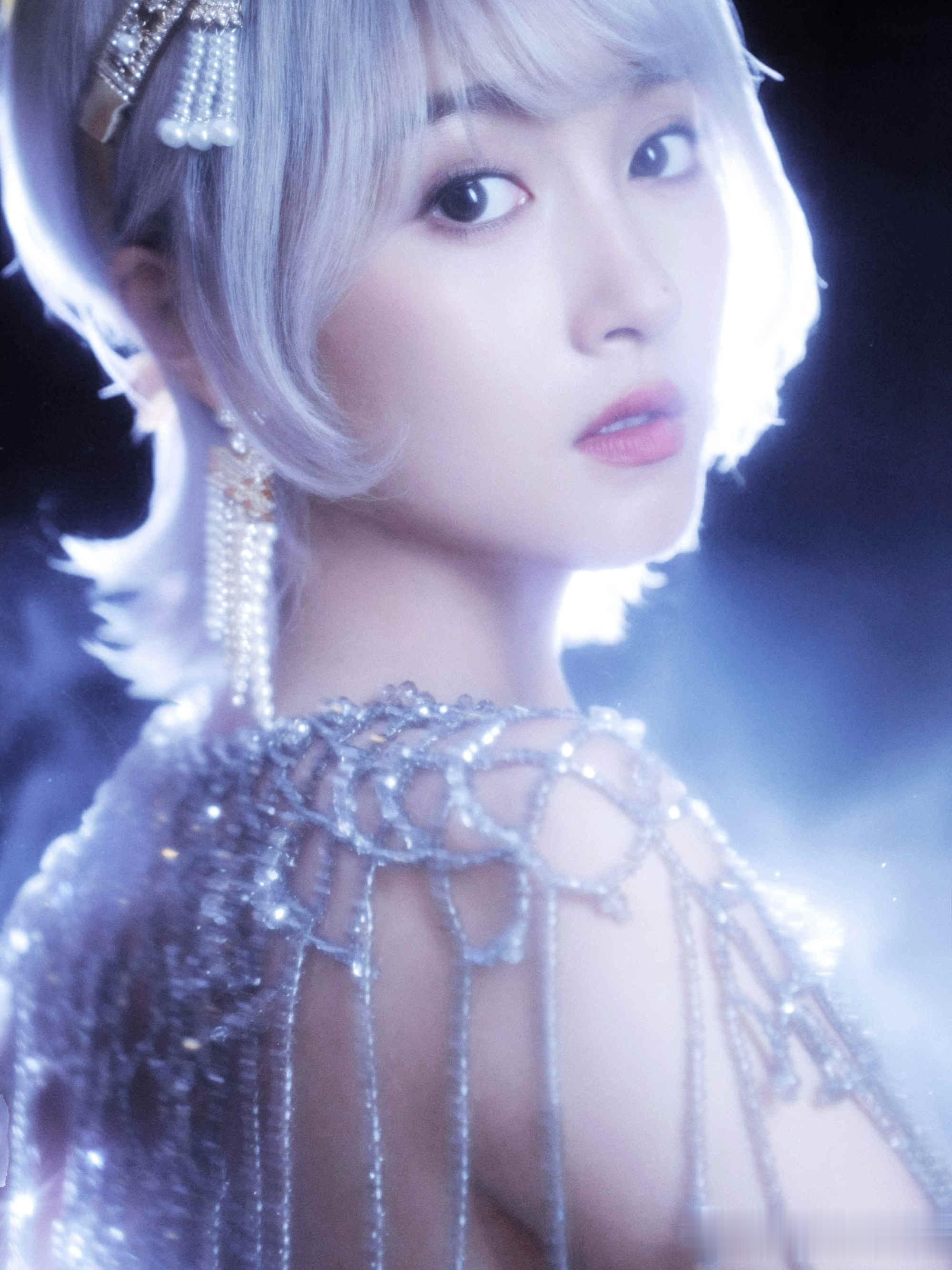 关晓彤银发白纱造型:珍珠钻石交织,梦幻如流光星河