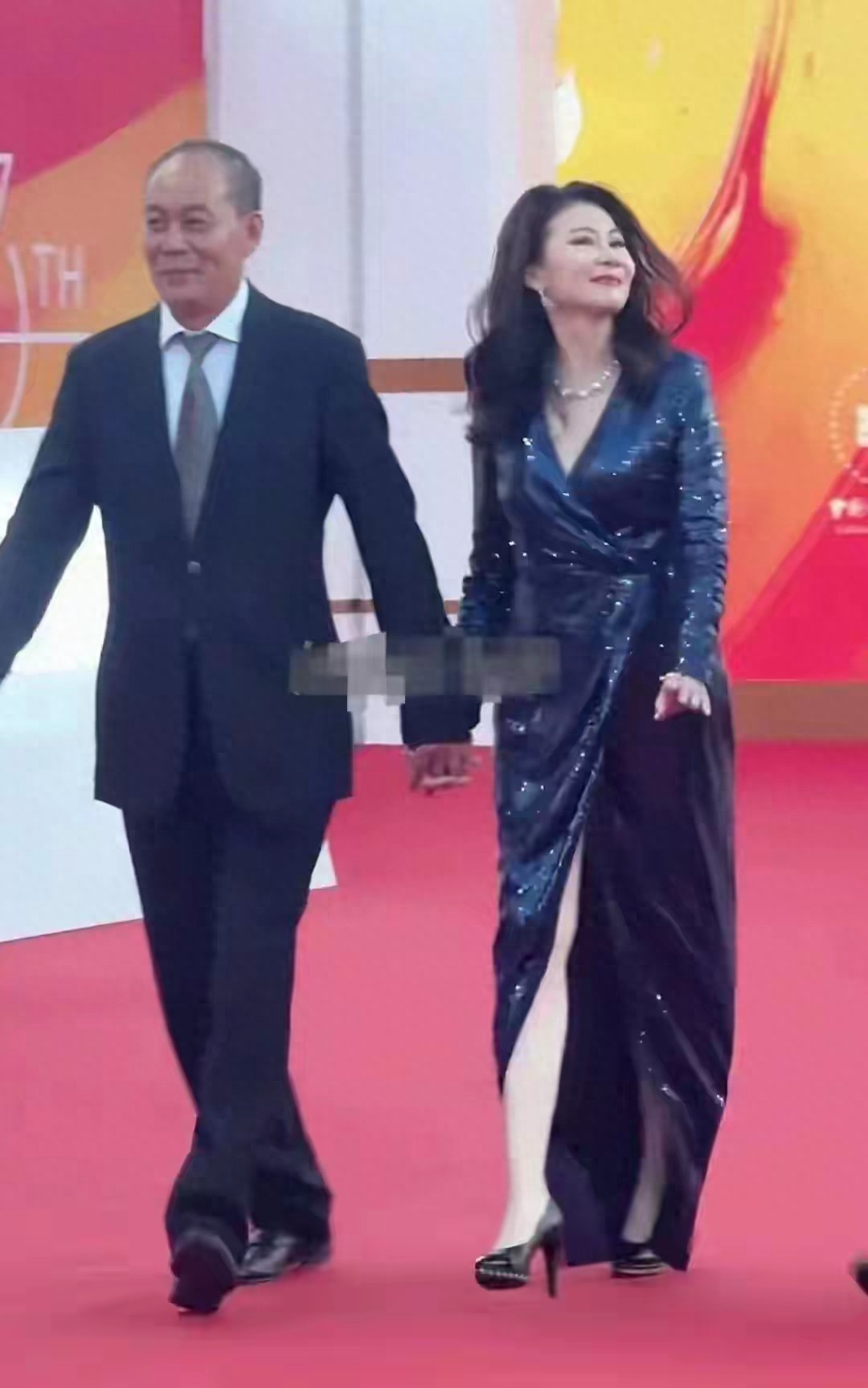 张光北陪老婆回老家探亲，陈炜90多岁父亲出镜，60岁陈炜依旧好美