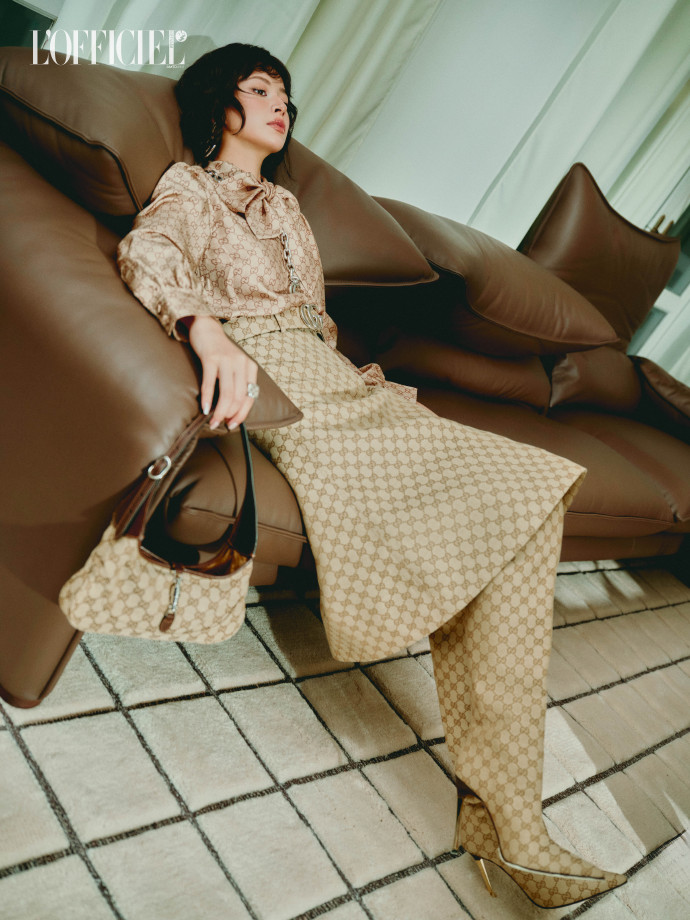 歌手芝芙封面写真,脚踩高跟,真是百变女王