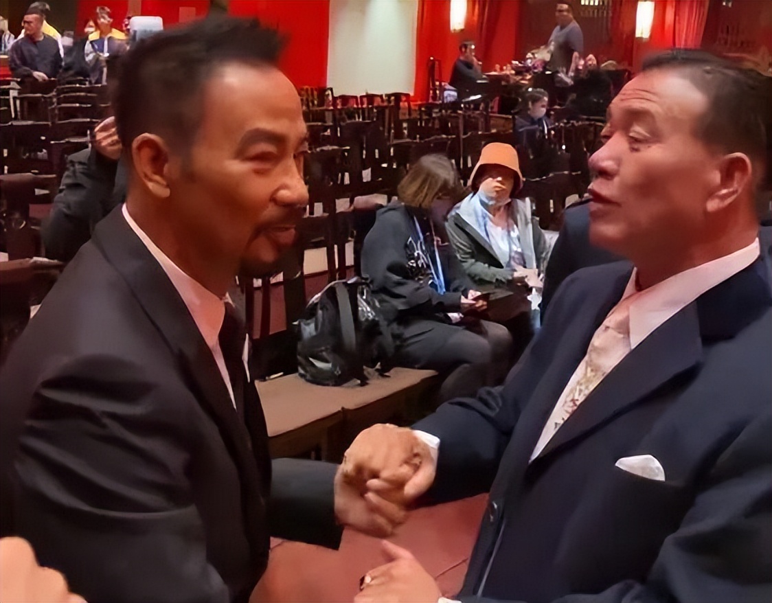 70岁影帝深夜现身兰桂坊，紧身西装大秀身材，粉丝失控尖叫