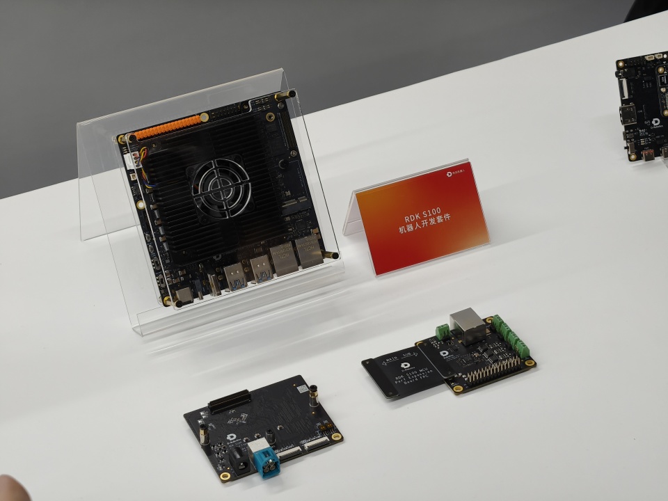 2499元的具身机器人开发「利器」,地瓜机器人要交个朋友